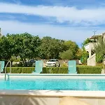 Vesna With Pool Апартаменты