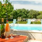 Vesna With Pool Апартаменты Водице