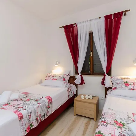 Apartment Apartments Vesna With Pool