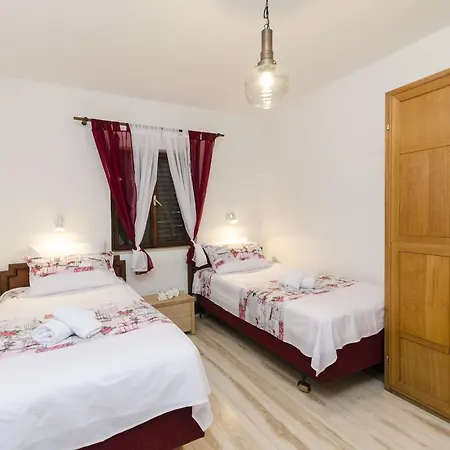 Vesna With Pool * Vodice