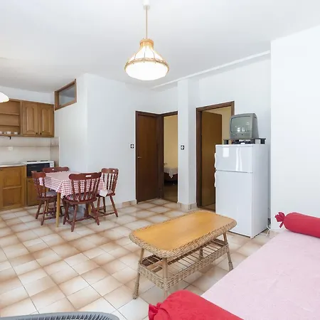 Vesna With Pool Apartmán