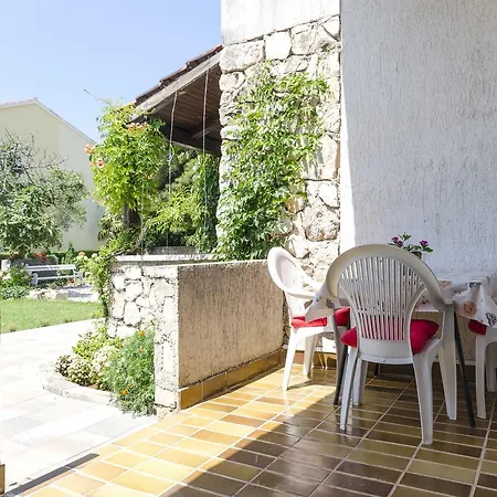 Apartments Vesna With Pool