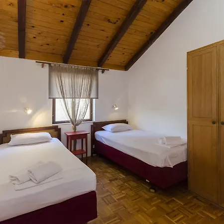 Apartments Vesna With Pool
