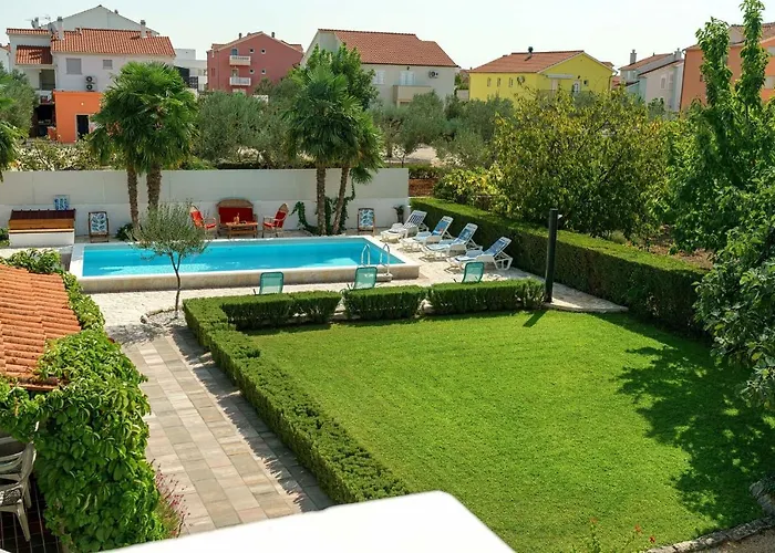 Apartments Vesna With Pool Apartman