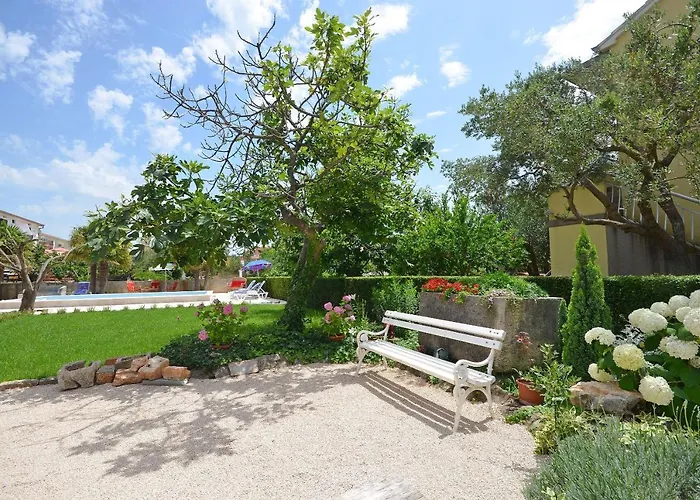 Apartments Vesna With Pool Apartman Vodice