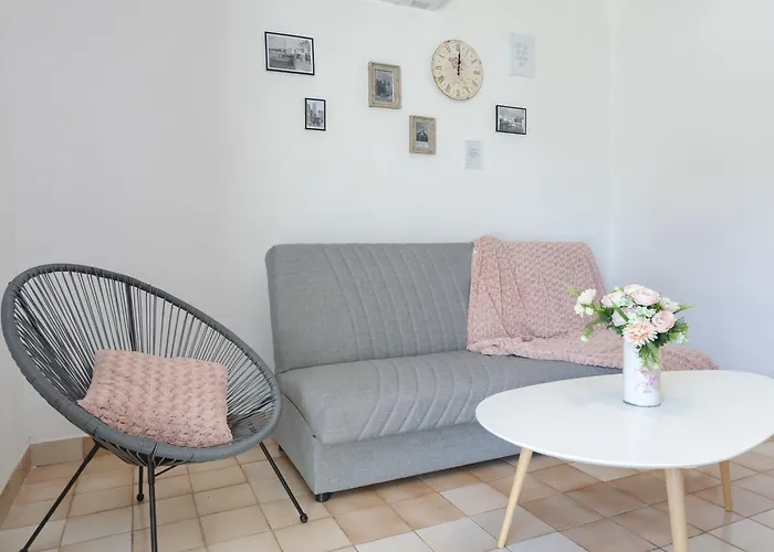 Apartments Vesna With Pool