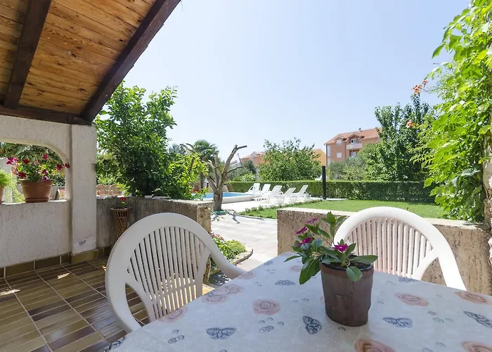 Apartments Vesna With Pool Apartman *