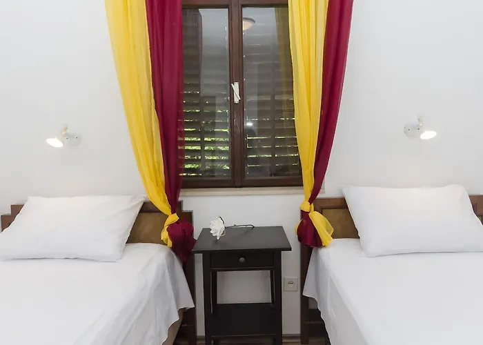 Apartments Vesna With Pool