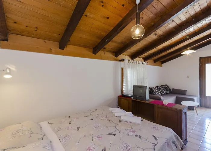 Apartments Vesna With Pool