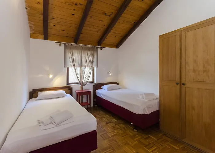 Apartments Vesna With Pool